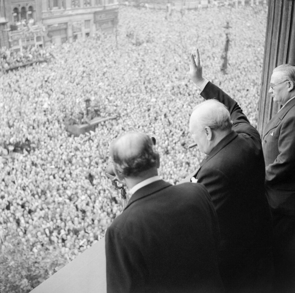 winston churchill waves to crowds in whitehall in london as they celebrate ve day 8 may 1945. h41849 - Особистості - 50Plus