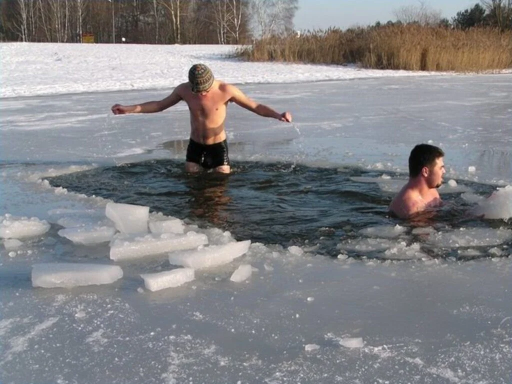 Кпання взимку в ополонці.