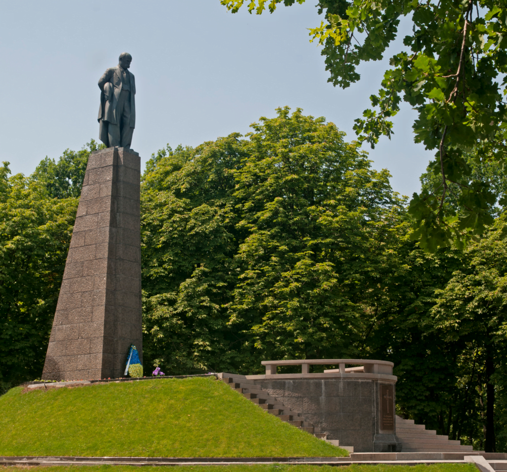 mogyla poeta t. g. shevchenka ta pamyatnyk t.g.shevchenku kaniv 2 - Особистості - 50Plus