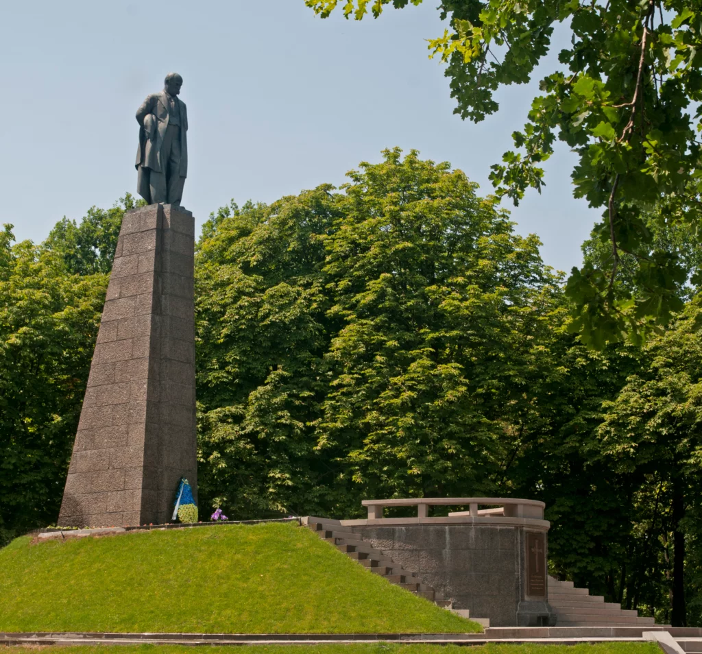 могила поэта т.г. shevchenka ta pamyatnyk t.g.shevchenku kaniv 2 - Личности - 50Plus