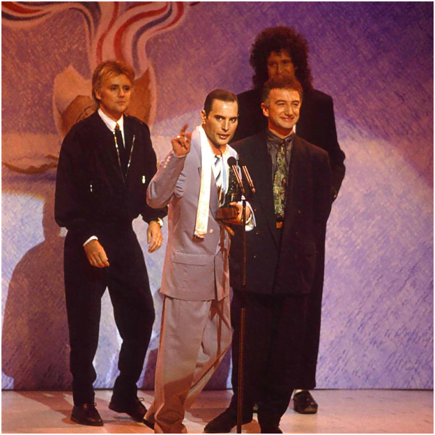 grupa queen na czeremoniyi vruchennya premiyi brit awards u 1990 roczi. cze ostannya poyava freddi na publiczi - Особистості - 50Plus