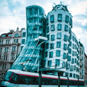 «Будинок, що танцює» у Празі (Dancing House). Автор фото – Zsombor Buttyan/unsplash.com