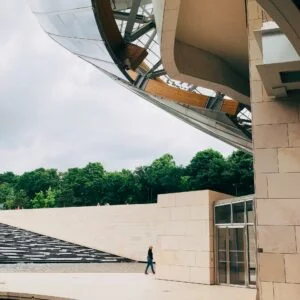 Фонд Луи Виттон (Louis Vuitton Foundation) в Париже. Автор фото - Tetiana Shevereva/unsplash.com