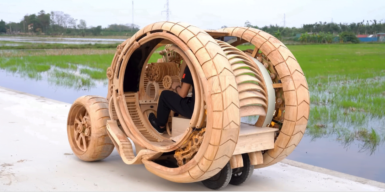 Допоміг ШІ: ютубер створив для свого сина футуристичне дерев’яне авто