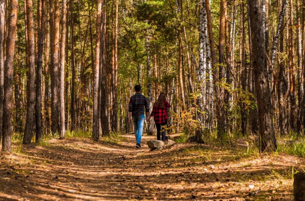 чтловік і жінка в лісі