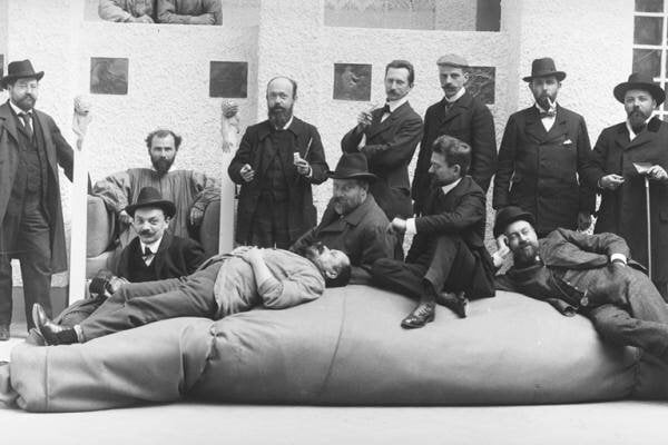 Художники-представники сецесіону в 1902 році (Клімт другий ліворуч, сидить у кріслі)