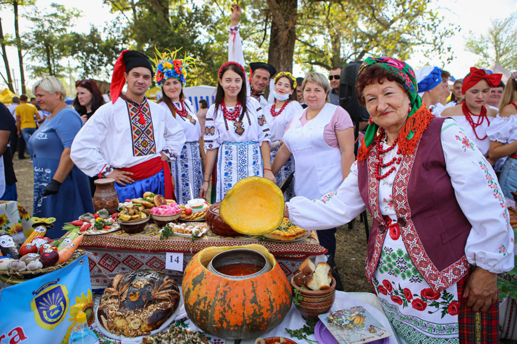 женщины в украинских костюмах у стола