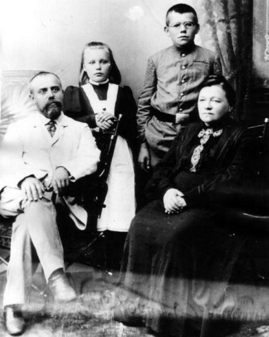 Сім’я Чижевських батько – Іван Костянтинович, сестра – Марія, мати – Марія Чижевська, Дмитро Чижевський