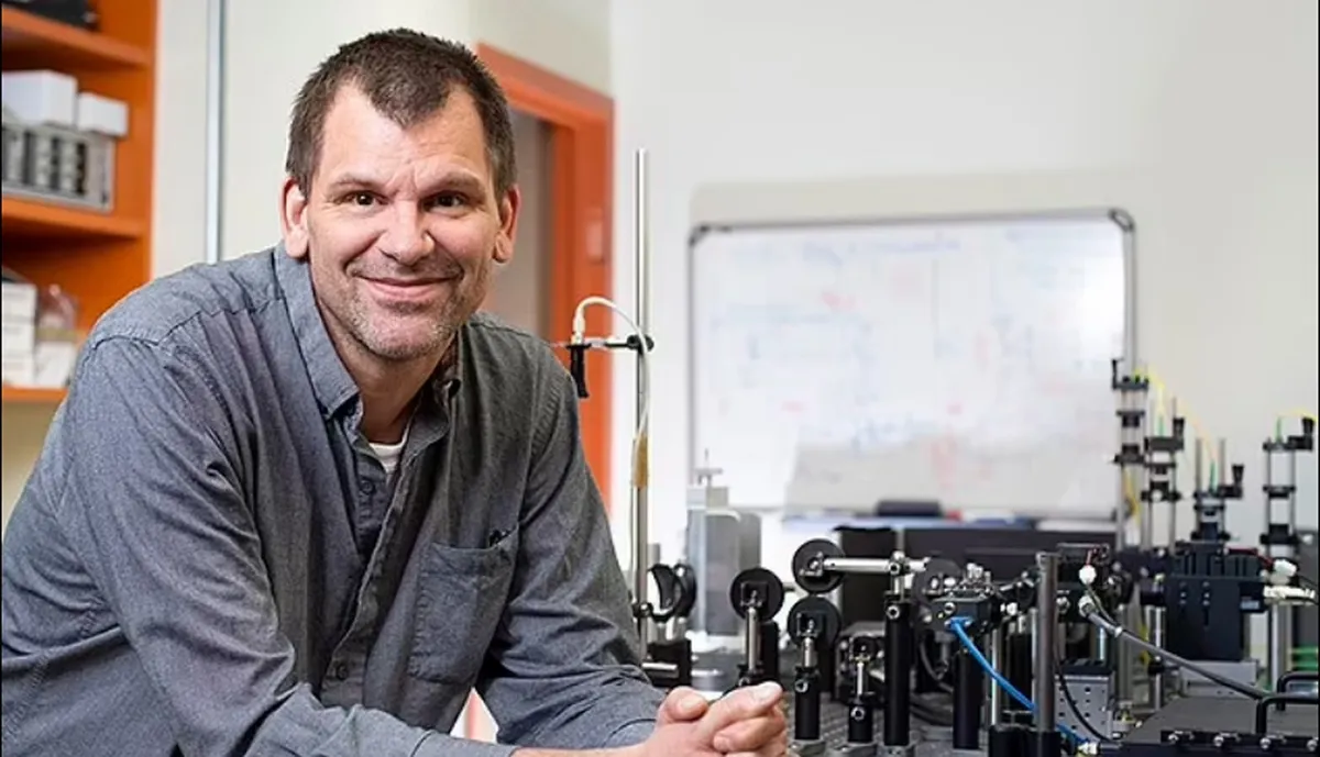 Вчений досліджує новий колір «оло»