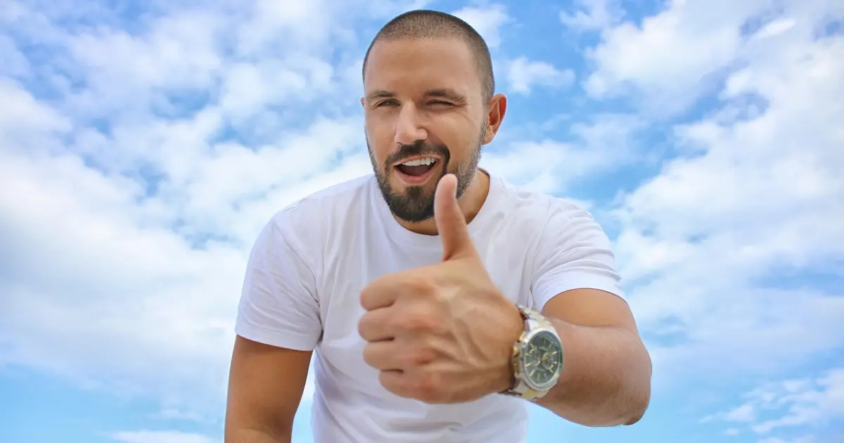 Як позбутися жовтих плям на одязі без відбілювача