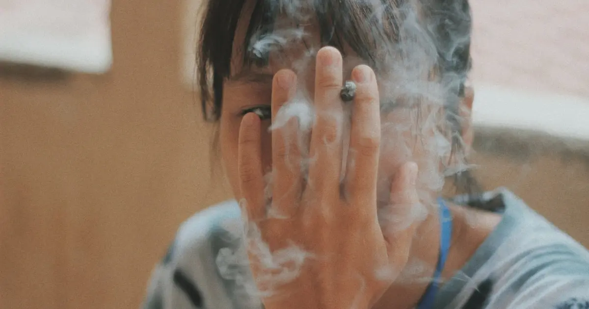 дитина закривається від диму