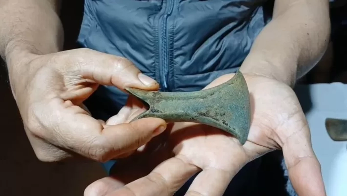 На Борнео золотошукач «намив» конічну сокирку з метеоритного металу