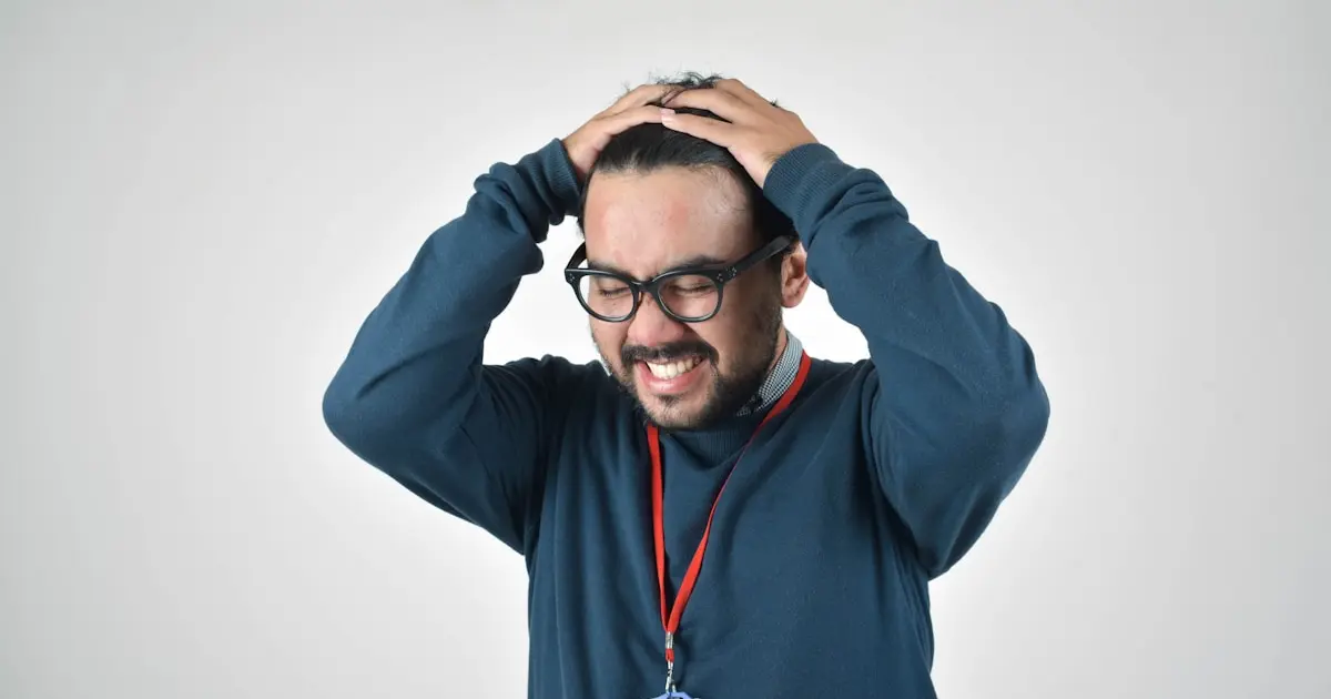 чоловік у стресі тримається за голову