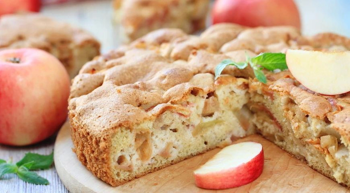 Шарлотка з медом і яблуками