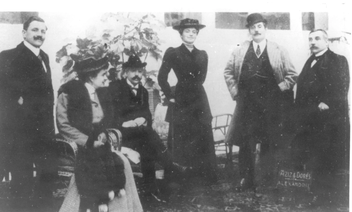 Соломія Крушельницька і Джакомо Пуччіні (стоять у центрі), Ельвіра Пуччіні і Чезаре Річчоні (сидять) з друзями. Каїр, 1908 р.