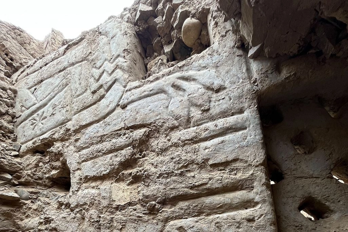 У Перу знайшли барвистий храмовий барельєф з рибами та зірками. Йому 4000 років