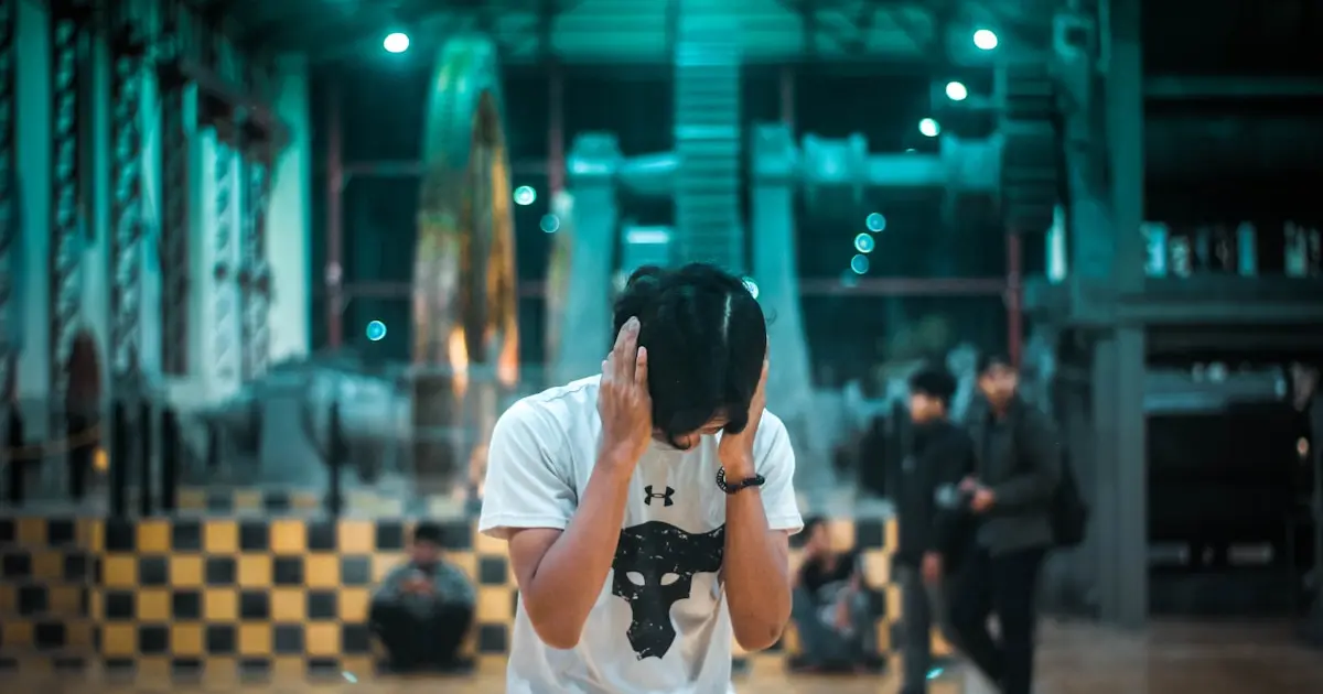 чоловік затуляє вуха