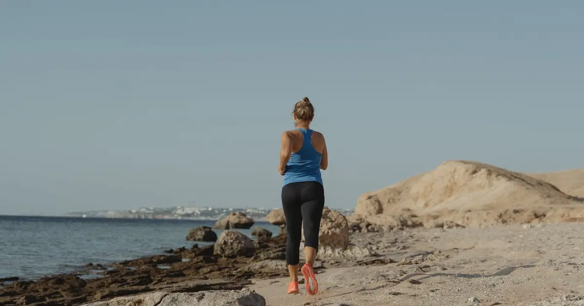 жінка бігає по пляжу