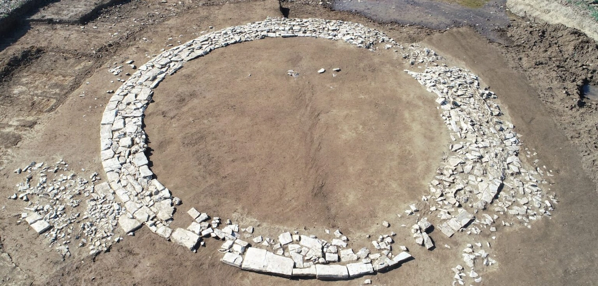 круглий фундамент давньої споруди