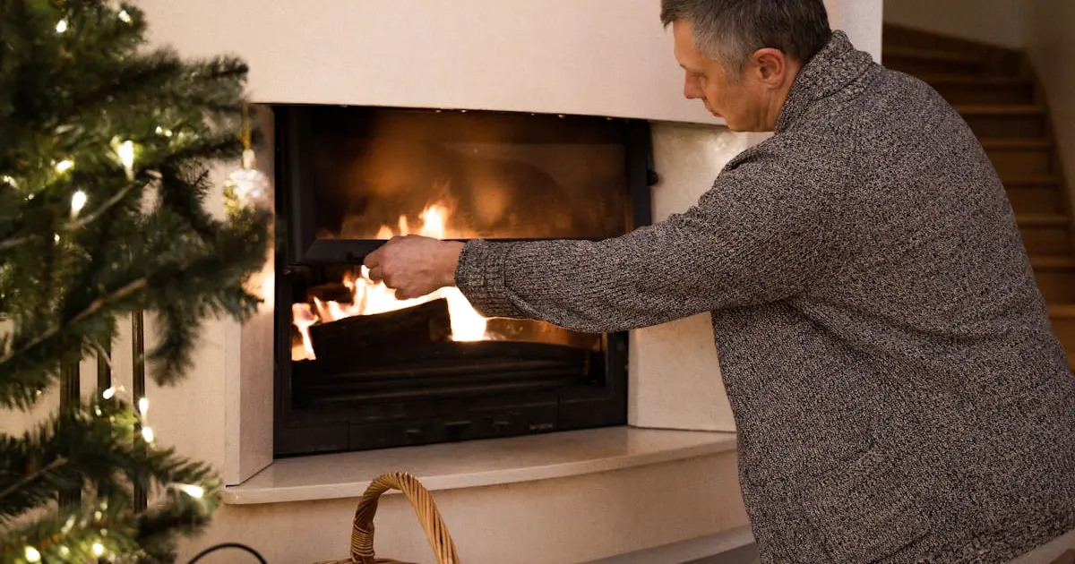 чоловік розпалює вогонь у печі