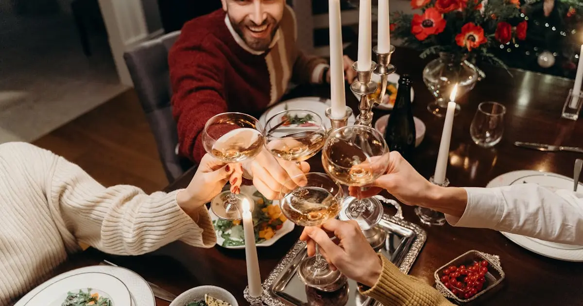 люди з бокалами за різдвяним столом