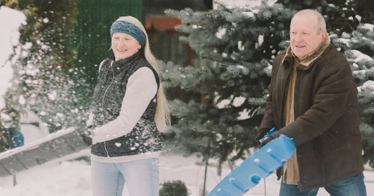 Жінка і чоловік прибирають сніг