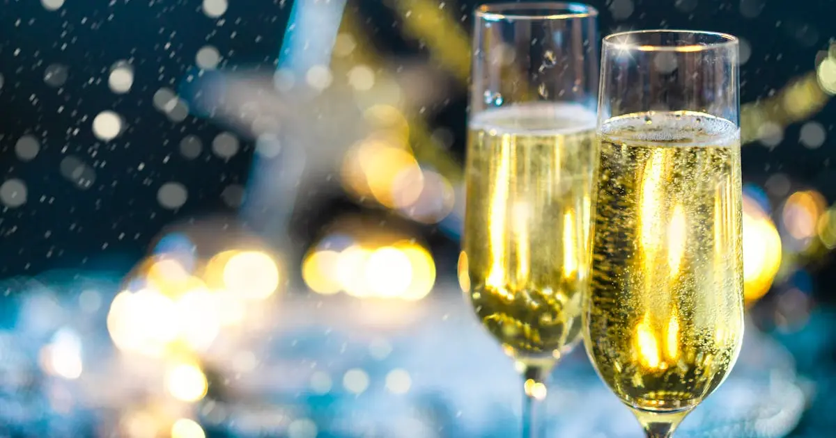 бокали з шампанським на столі