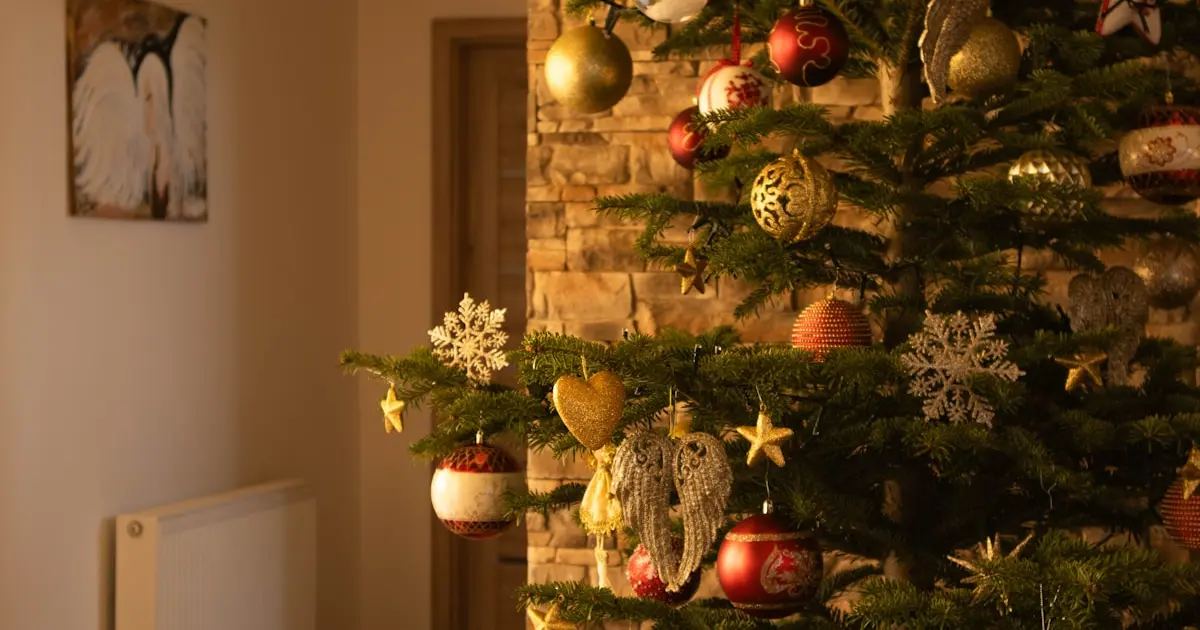 прикрашена різдвяна ялинка