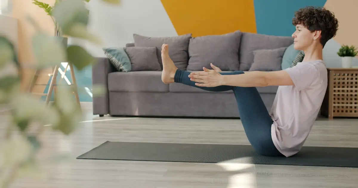 жінка займається йогою на килимку