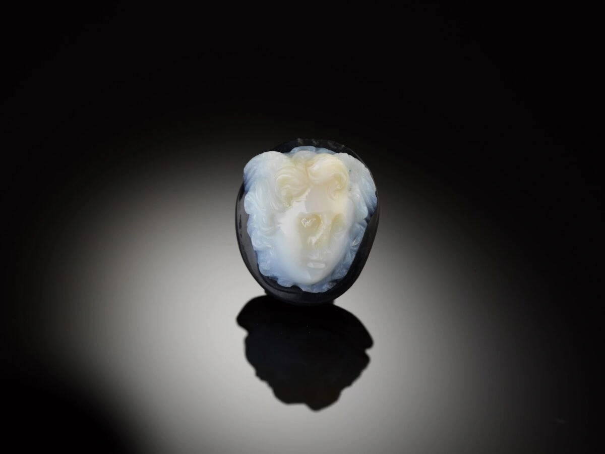 В Альпійській Австрії вчені відкопали крихітну камею – раритет римської доби