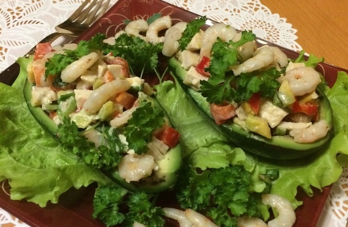 Вишуканий салат із креветками й авокадо