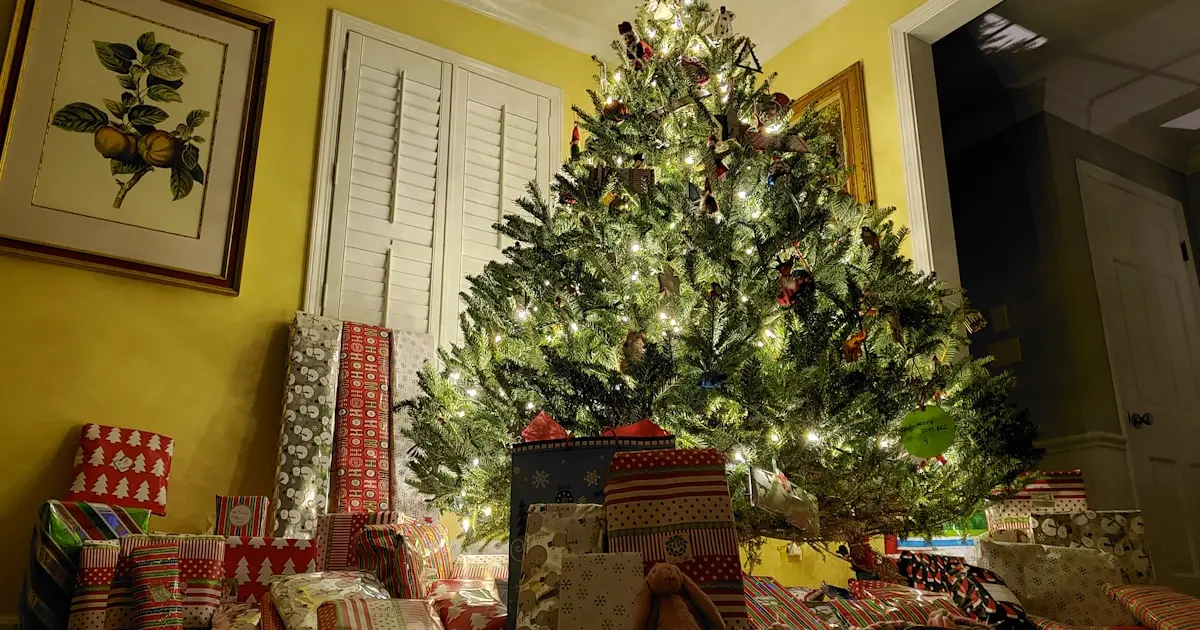 Різвяна ялинка з гірляндами вогнів