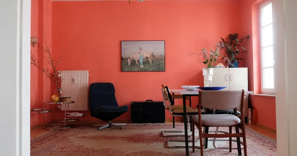 кімната з червоними стінами