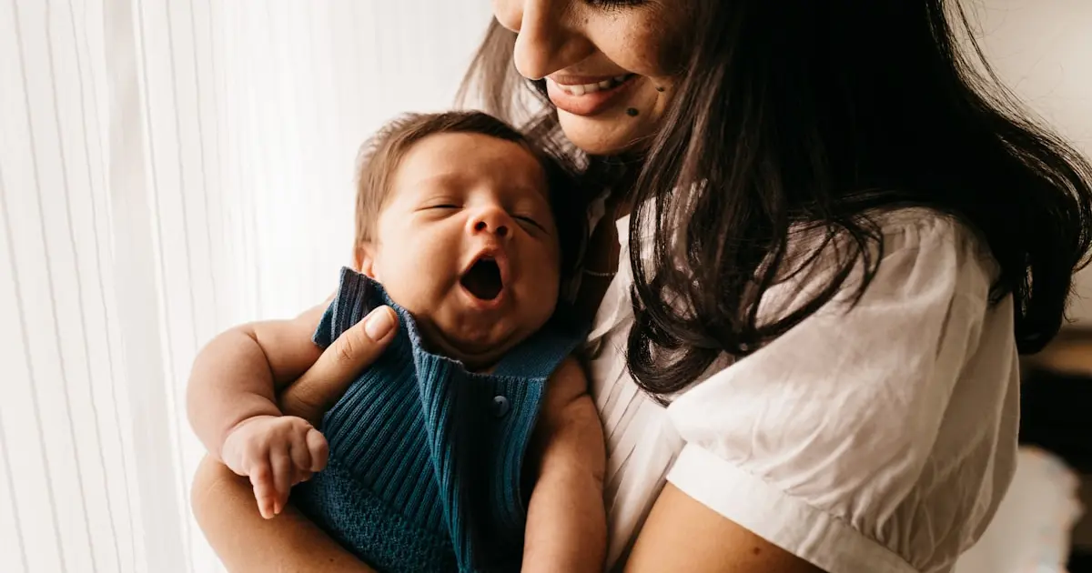 жінка з немовлям