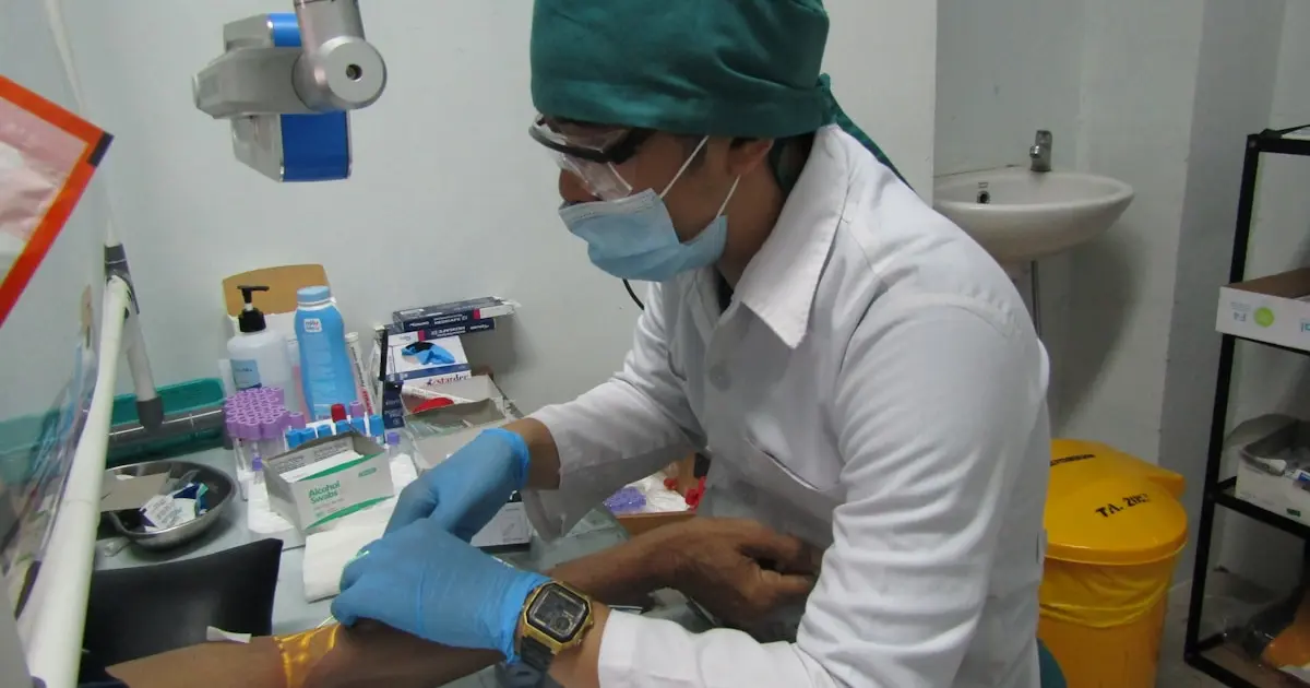 людина в медичній лабораторії