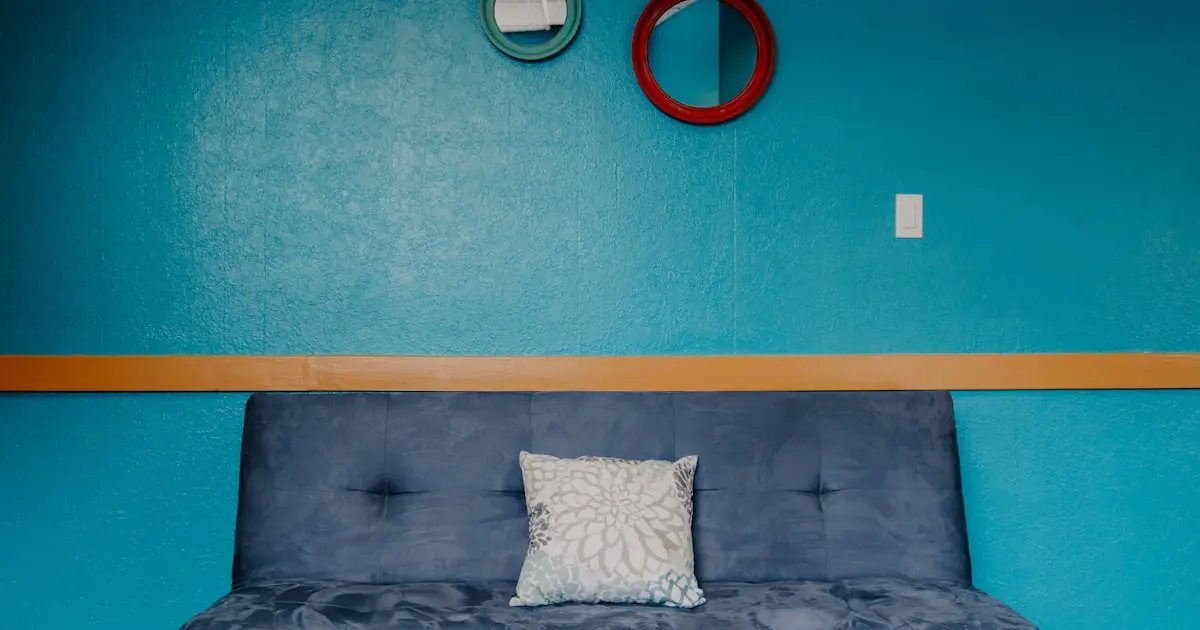 кімната з синіми стінами