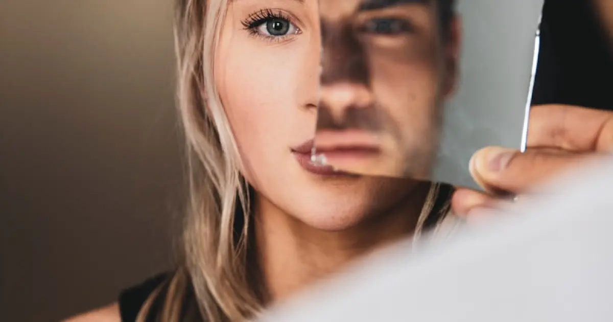 жінка і чоловік з уламком дзеркала