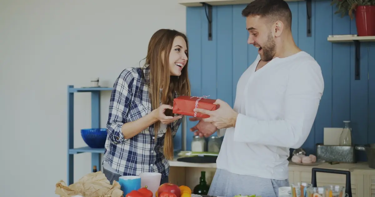 жінка дарує подарунок чоловіку