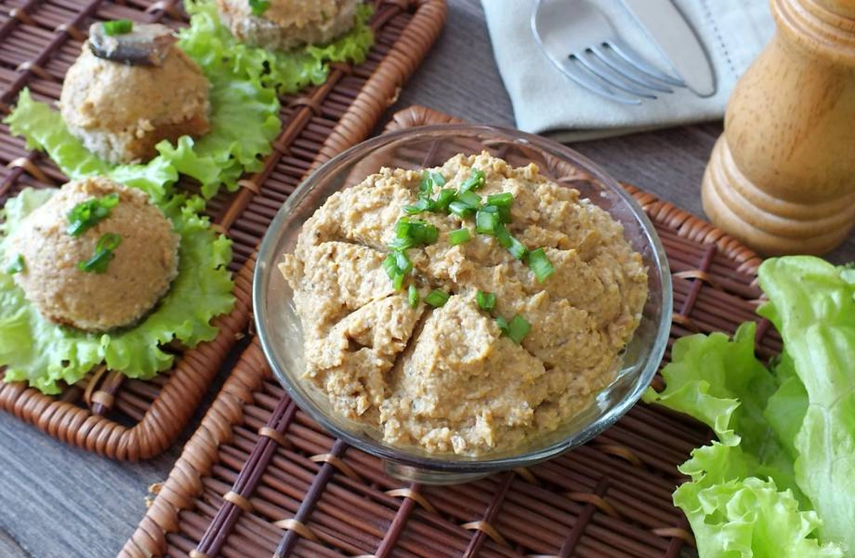 Паштет із копченої скумбрії з паприкою – рецепт за 15 хвилин