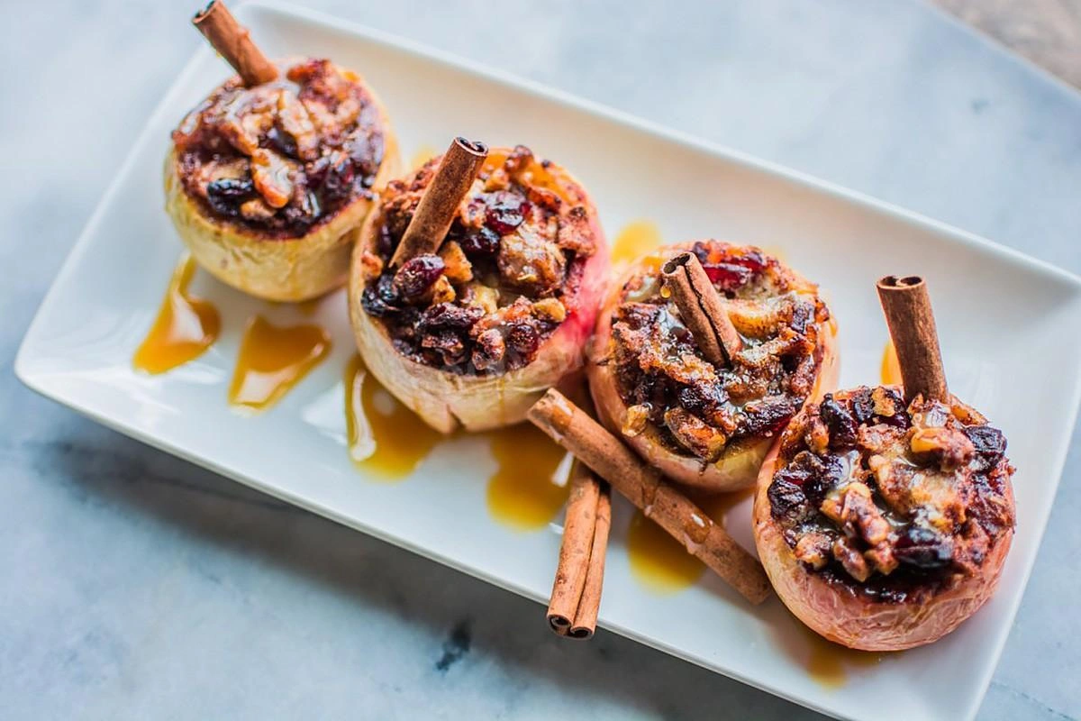 Печені яблука з джемом і горіхами