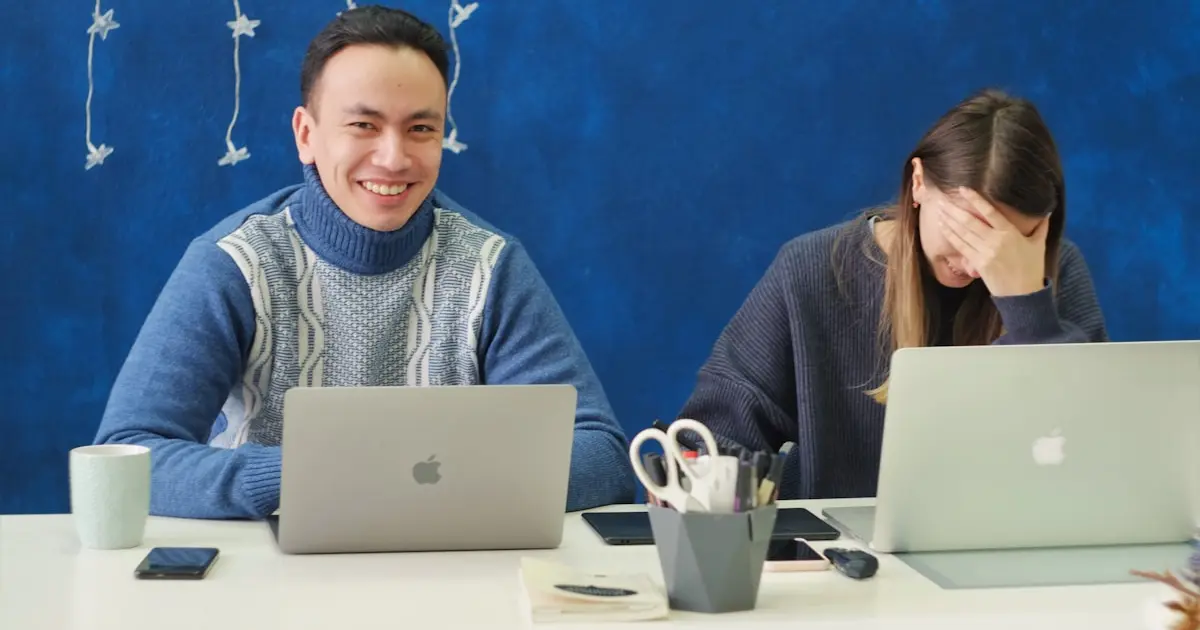 чоловік сміється, жінка прикриває обличчя рукою