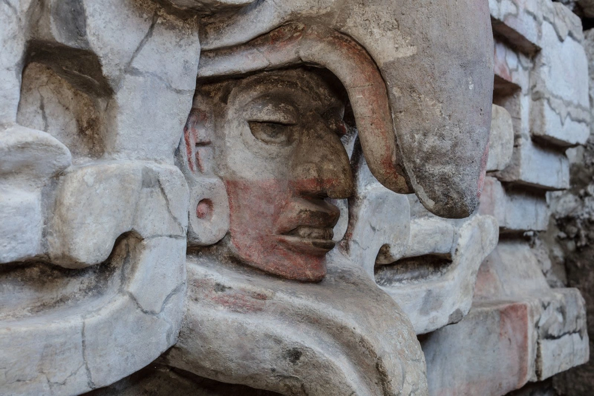 Сова на гробниці тримає в дзьобі голову