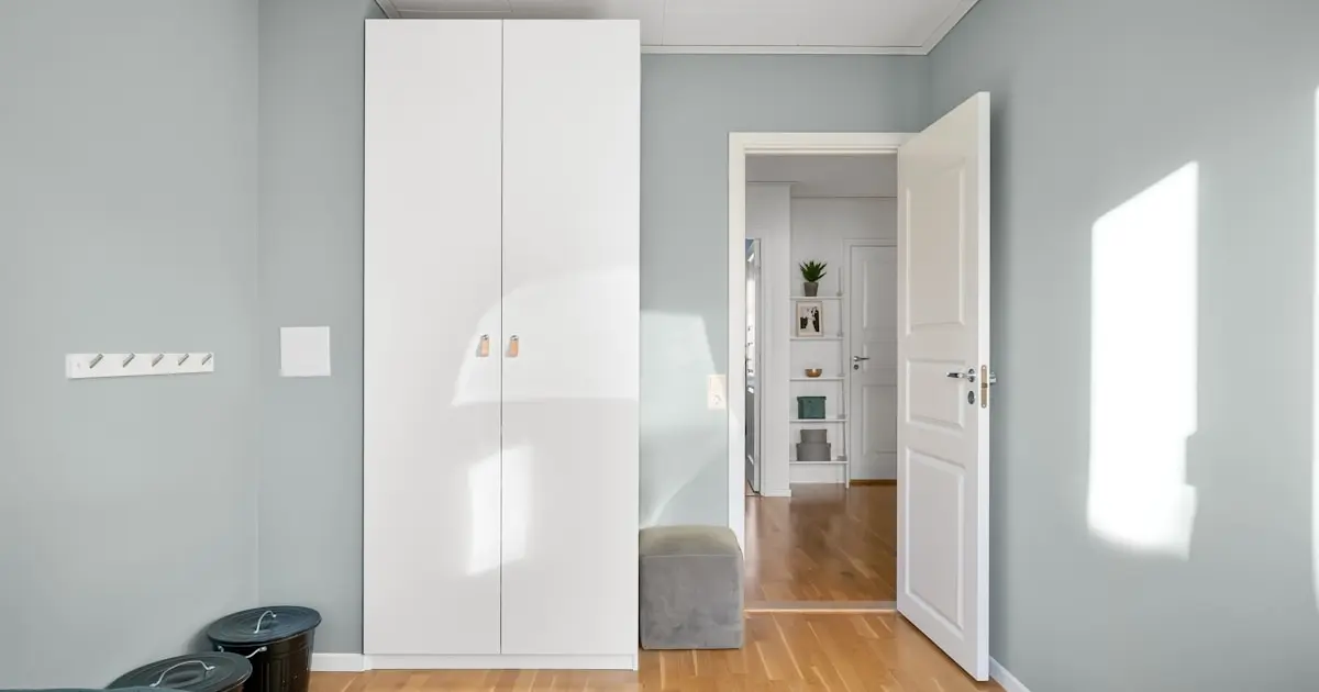 кімната з сірими стінами