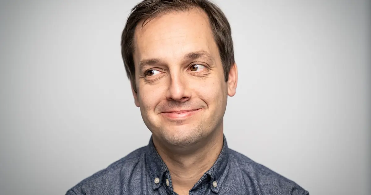 чоловік усмішається