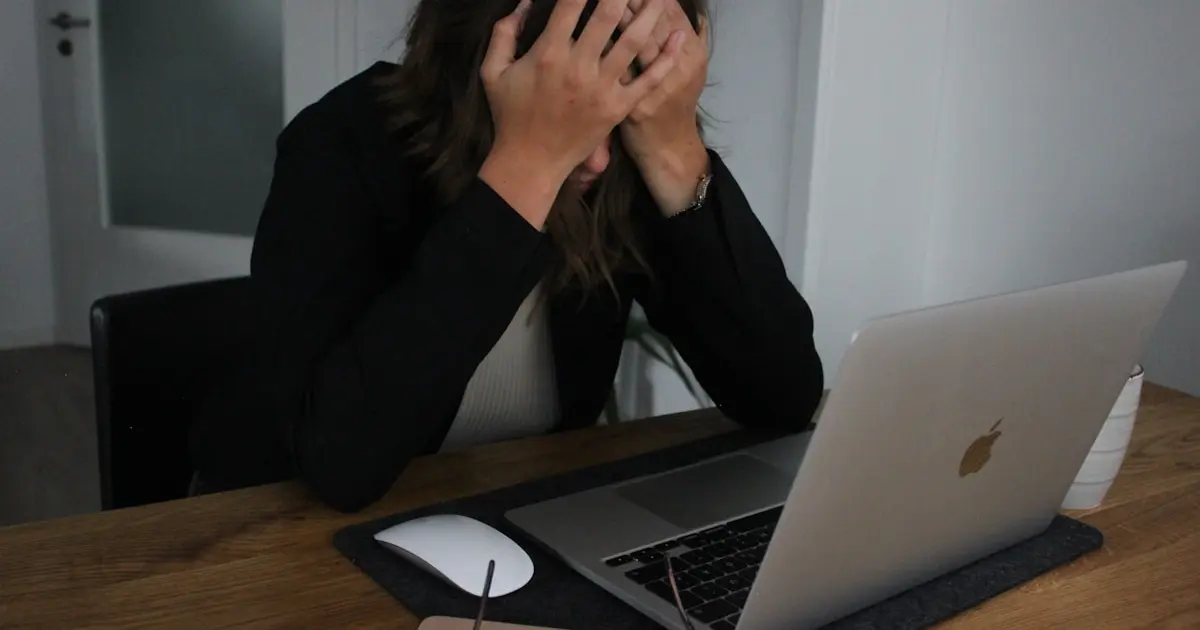 жінка закрила обличчя руками