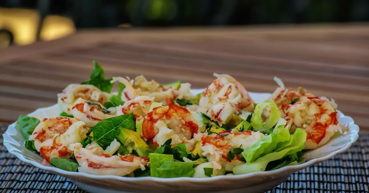 салат с овощами и креветками