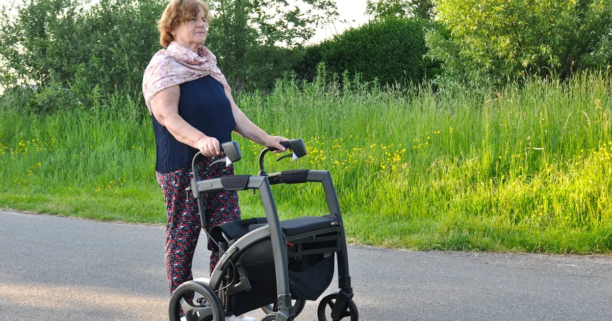 людина похилого віку з ходунками