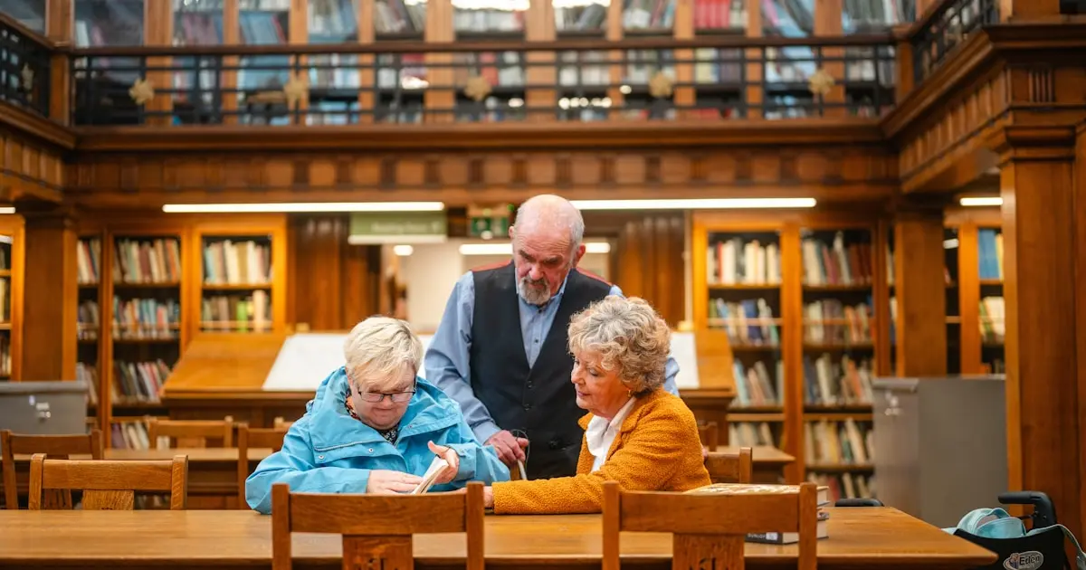 чоловік і жінки читають книжки в бібліотеці