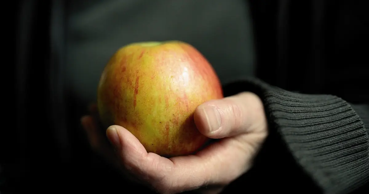 яблуко в долоні