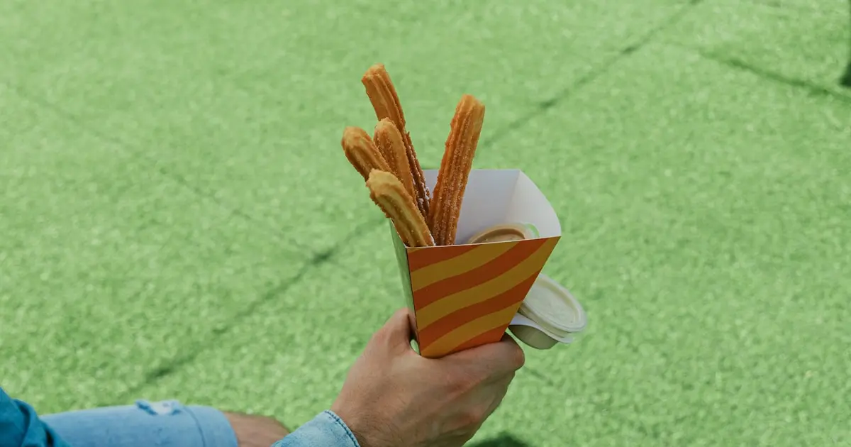 человек с фастфудом в руке